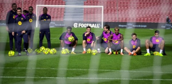 世体:巴萨昨日重返诺坎普公开考试,球员们及栽种组合影迷恋