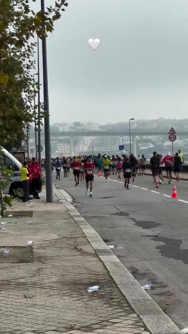 感东说念主一幕🙏一又友身穿若塔球衣干与马拉松,与若塔内助拥抱